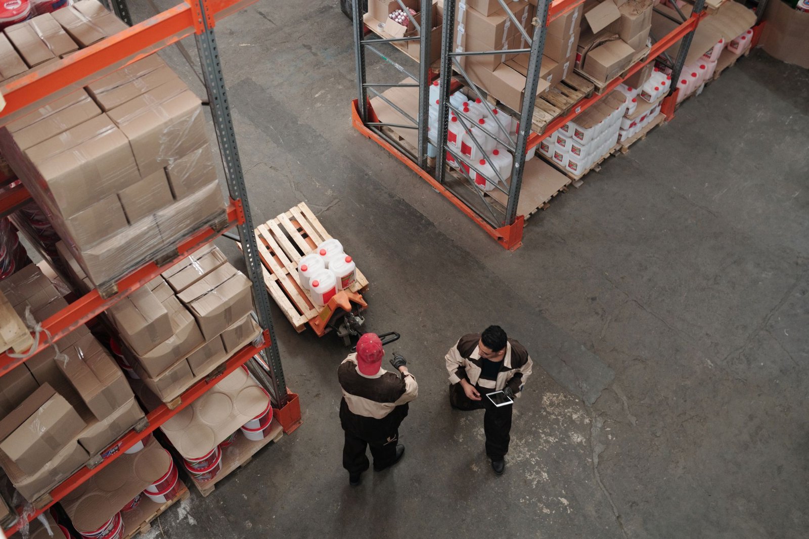 Đại diện nhà phân phối bắt tay hợp tác tại kho hàng phân phối