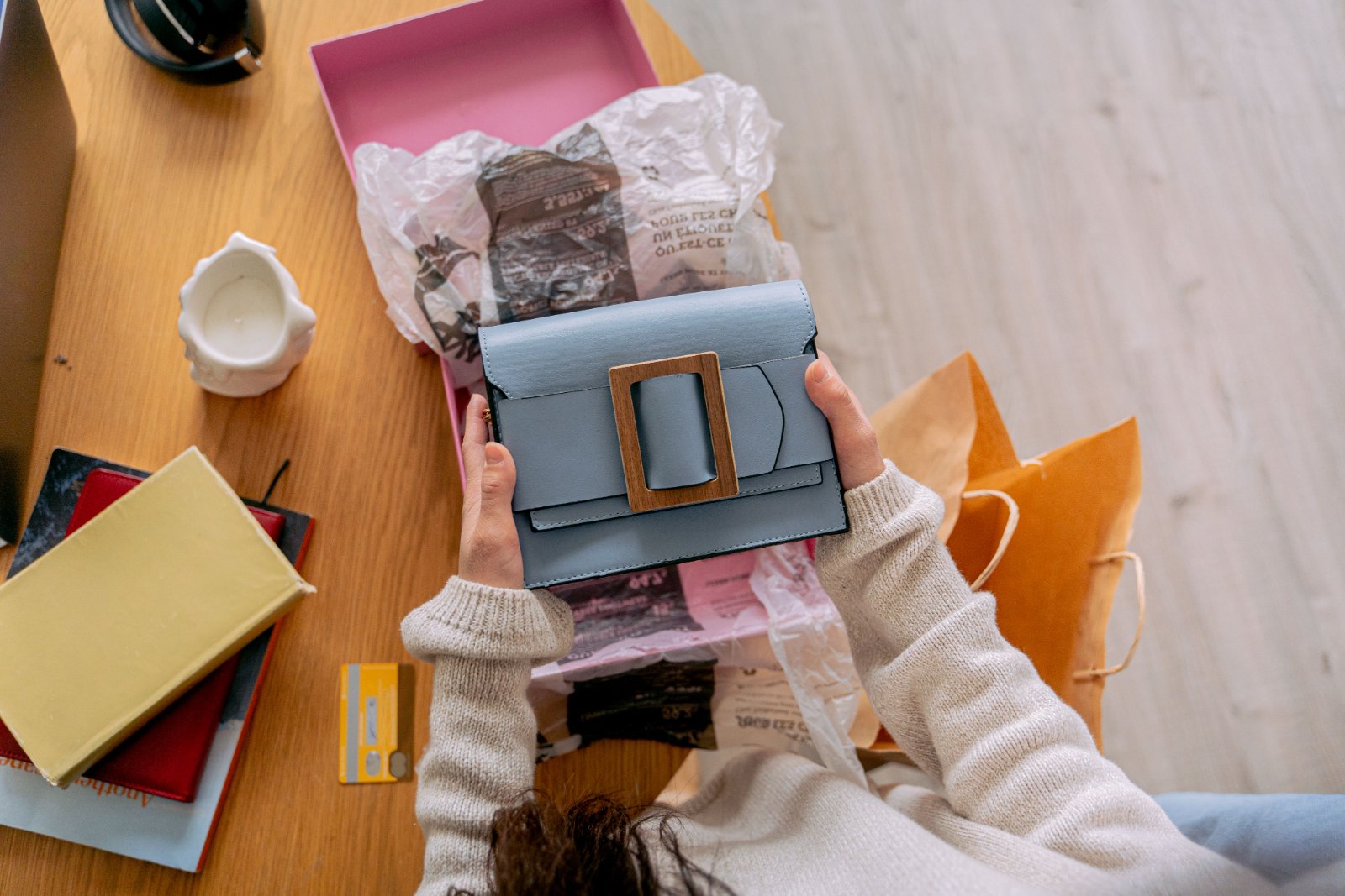 Người tiêu dùng xem xét sản phẩm thời trang mới để đánh giá nhu cầu thị trường