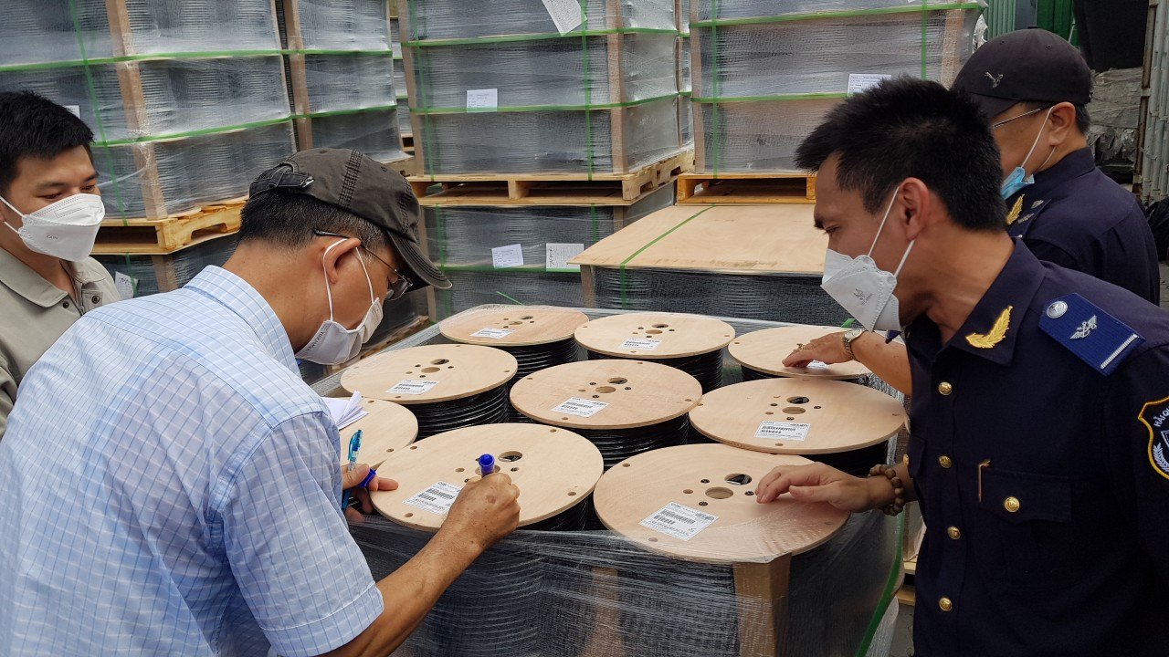 Nhà phân phối Việt Nam kiểm tra hàng Hàn Quốc lấy sỉ từ nhà nhập khẩu trong nước tại kho