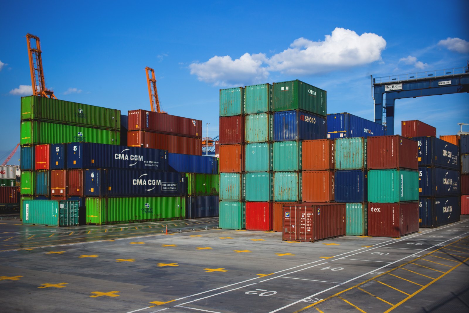 Nhà phân phối đánh dấu các mốc lead time của lô hàng Hàn Quốc trên bảng kế hoạch nhập hàng