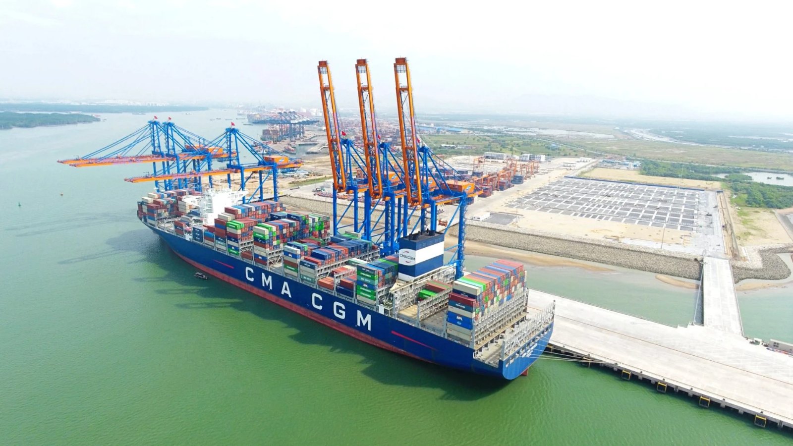 Container hàng Hàn Quốc nằm chờ chứng từ tại cảng, minh họa chặng thông quan trong lead time nhập khẩu