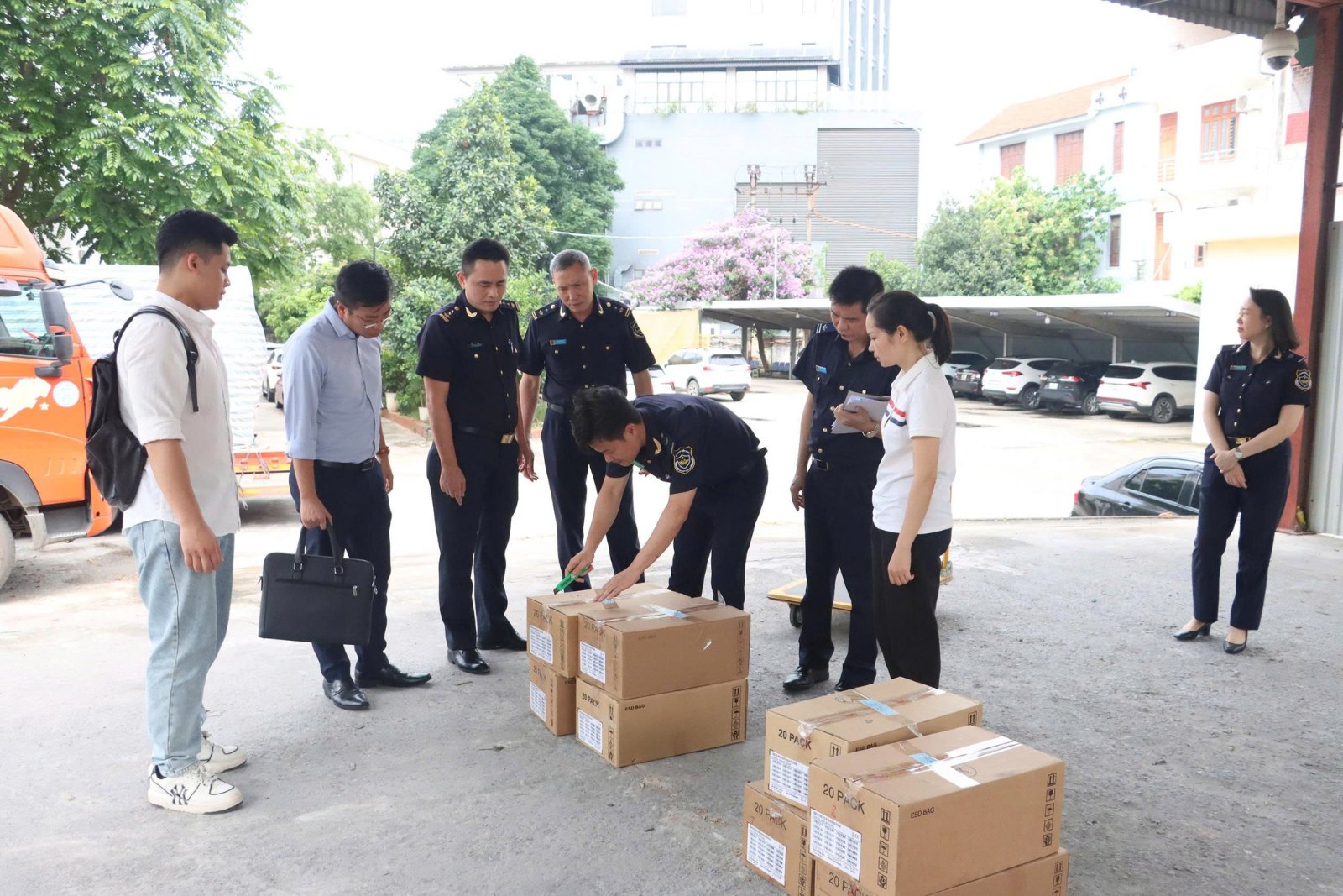 Chín loại chứng từ trong bộ hồ sơ hải quan của một lô hàng nhập khẩu thương mại