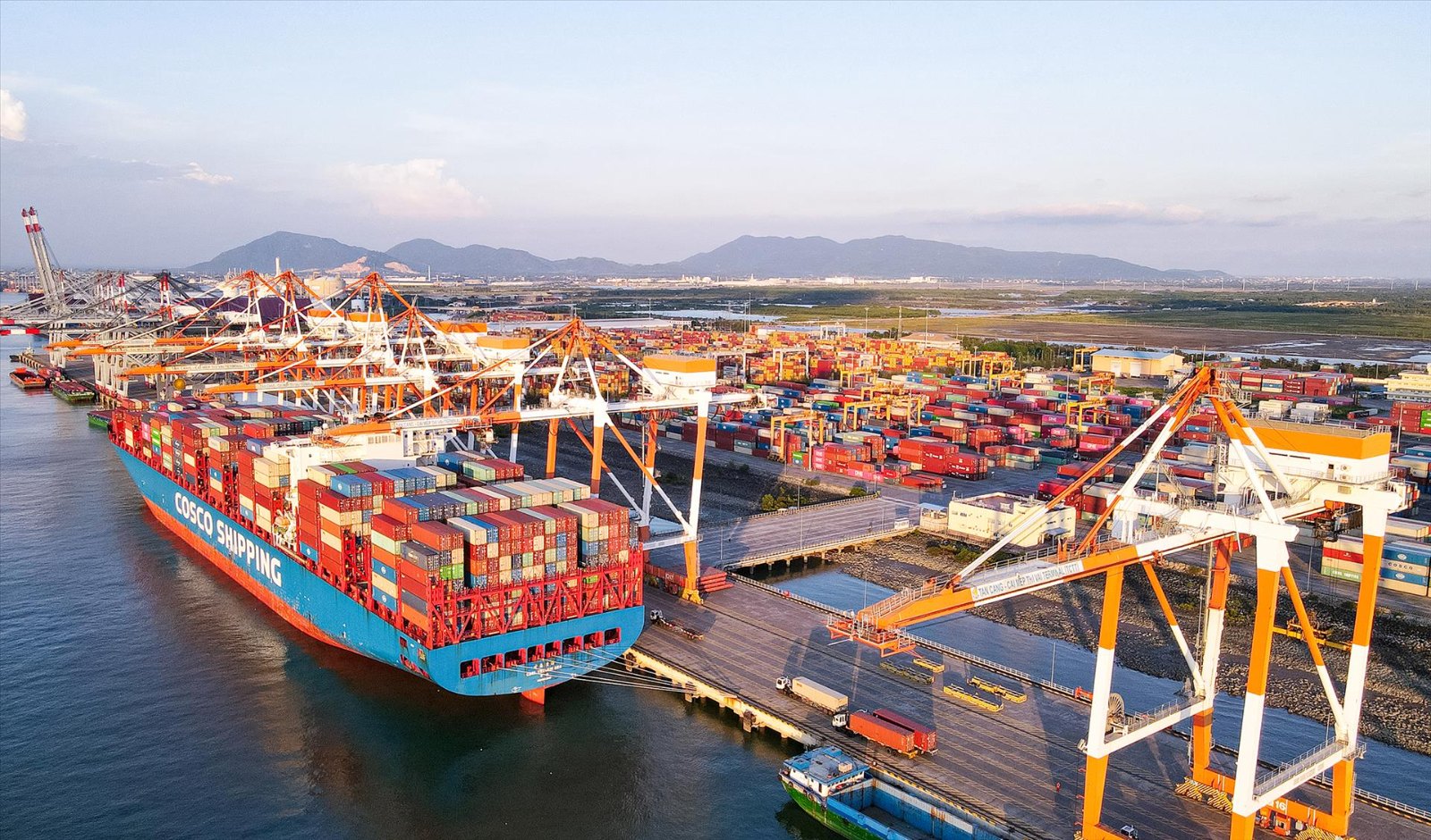 Nhà phân phối tính giá vốn thực tế cho lô hàng nhập khẩu từ Hàn Quốc trên bảng tính